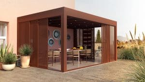 Pergola moderne de couleur brune aménagée avec une table à manger et des chaises, entourée de plantes décoratives, dans un cadre extérieur ensoleillé.